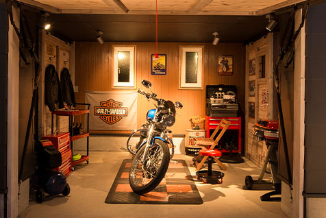 アメリカンテイストのバイクガレージ
